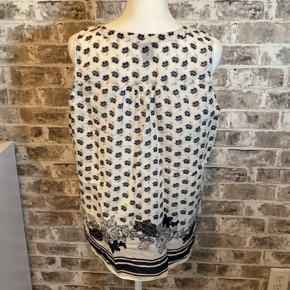 Ann Taylor Factory sleeveless blouse. Size L. Navy and off-white.